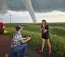 C’est la demande en mariage la plus tempétueuse jamais effectuée au monde : le 28 juin dernier, alors qu’il traquait les tornades au Dakota du Sud aux États-Unis, le chasseur d’orages Bryce Shelton a fait sa demande… devant une gigantesque tornade !